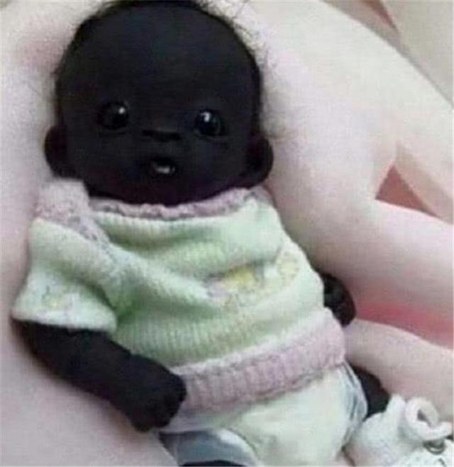 5年前出生的最黑宝宝,现在变白了吗?网友调侃:不愧世界之最