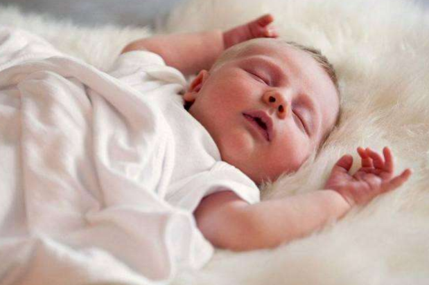为何孩子睡觉时喜欢歪着脖子？有3个原因一定要清楚，宝妈别忽视 