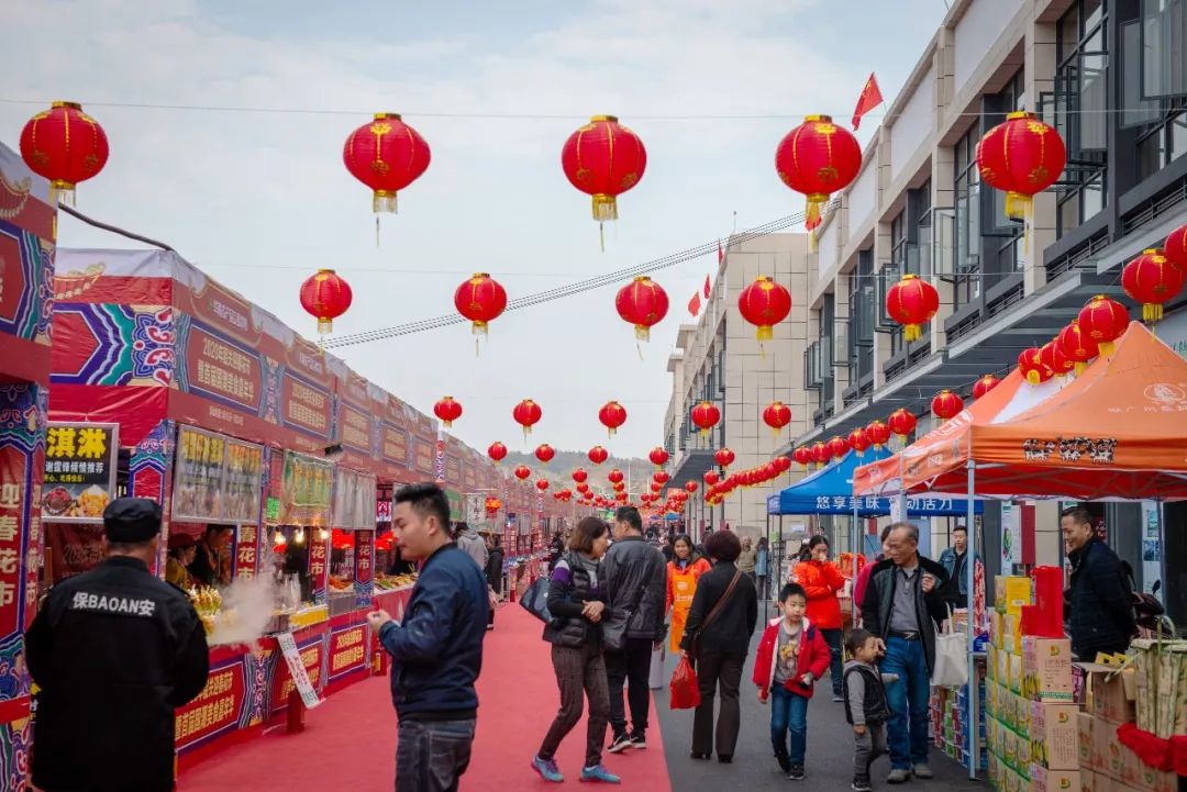 人潮汹涌不分昼夜▼花市抢先看花市街鲜花王金桔王兰花王花市商家们