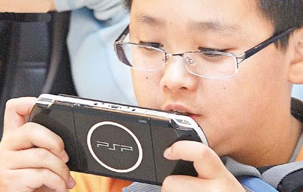 当代中国父母还在纵容孩子玩手机时，国外却公布了这么一条消息