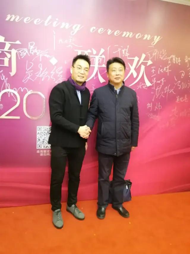 图为扬州市工商联副主席徐直与吴松德在年会上合影文艺演出精彩纷呈