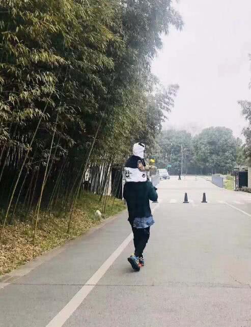 粉丝晒出黄晓明与小海绵同框照片,将小海绵扛