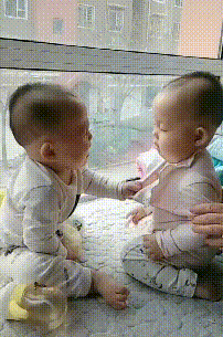  双胞胎宝宝打架，一个比一个脾气大，妈妈拉架方式引网友热议：这不公平