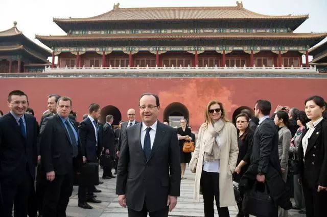 女子开大奔故宫撒欢 仅道歉还不够