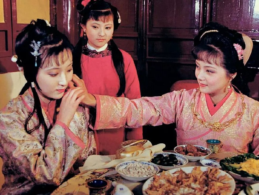 红楼梦影视剧中，薛宝钗和林黛玉的美貌跟小说里的差距有多大？