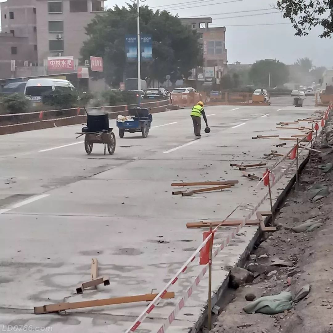 以上图源@东山公园 小编接到网友报料后, 就马不停蹄的来到市政广场