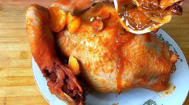  电饭煲焖鸡是我的拿手硬菜，做法简单味道足，年夜饭来一只，真香。