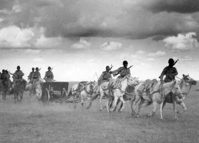 抗战|骑兵连被围，李云龙为何不救？你看看一个骑兵联队有多少人