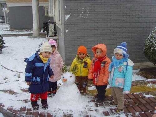 [下雪天，孩子们怕摔倒用大塑料袋套住身子，网友：啥时能挪到家？]