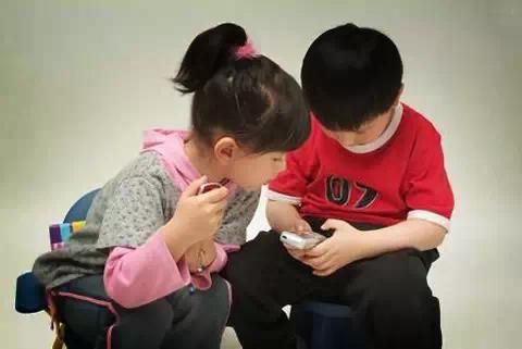 【当代中国父母还在纵容孩子玩手机时，国外却公布了这么一条消息】