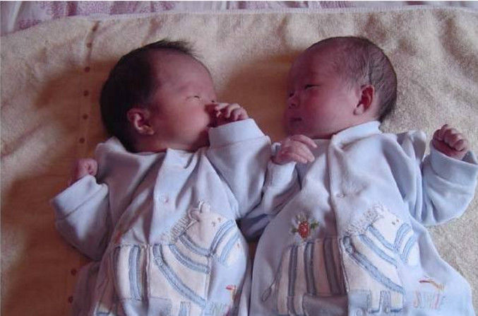 双胞胎儿子长得不一样，宝爸坚持亲子鉴定，结果出来后宝妈却离开