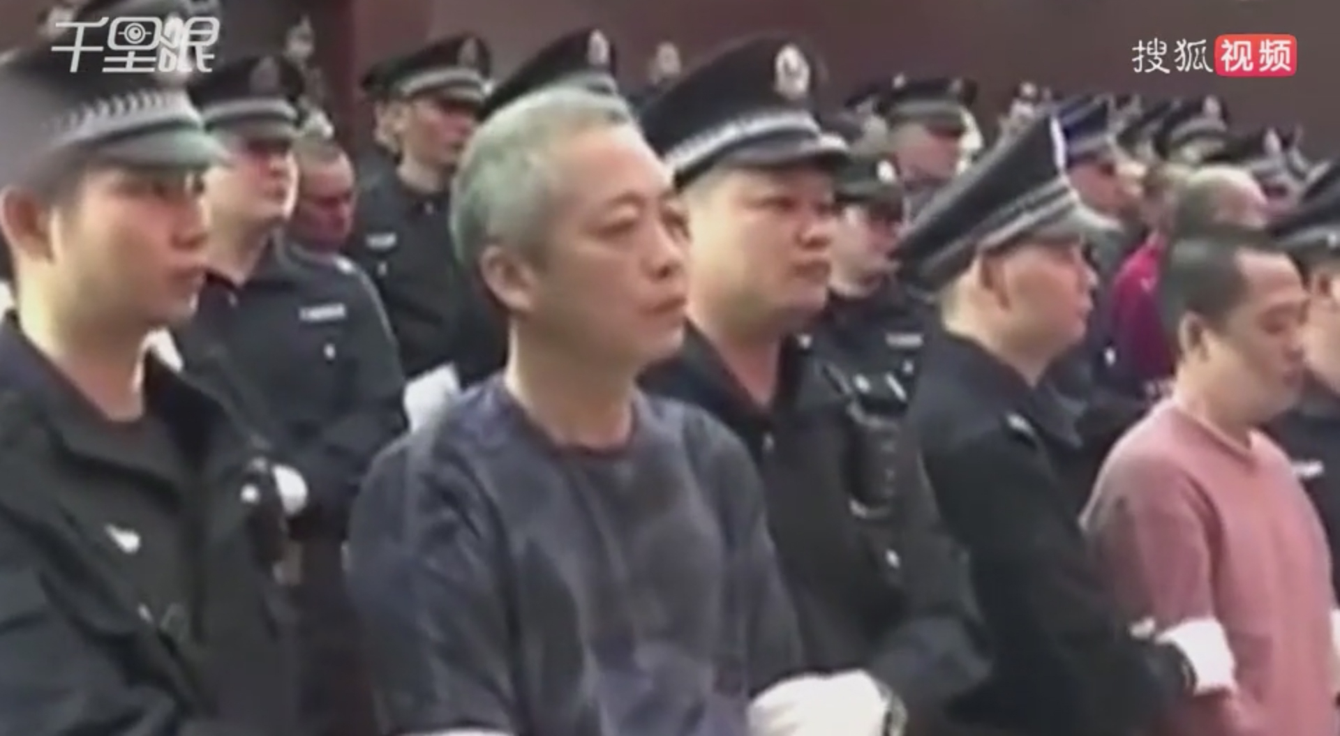 1/ 12 1月13日,在海南横行30年的"黑老大"黄鸿发被判处死刑.