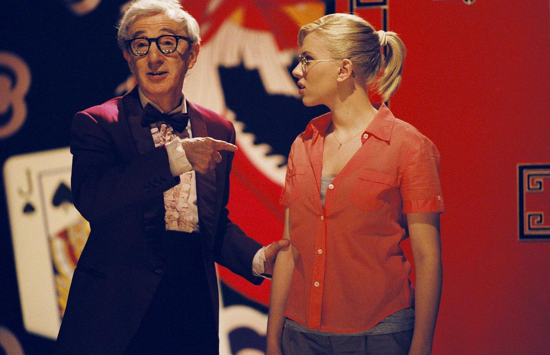 《独家新闻》黑寡妇斯嘉丽当记者爱上了她的调查对象？