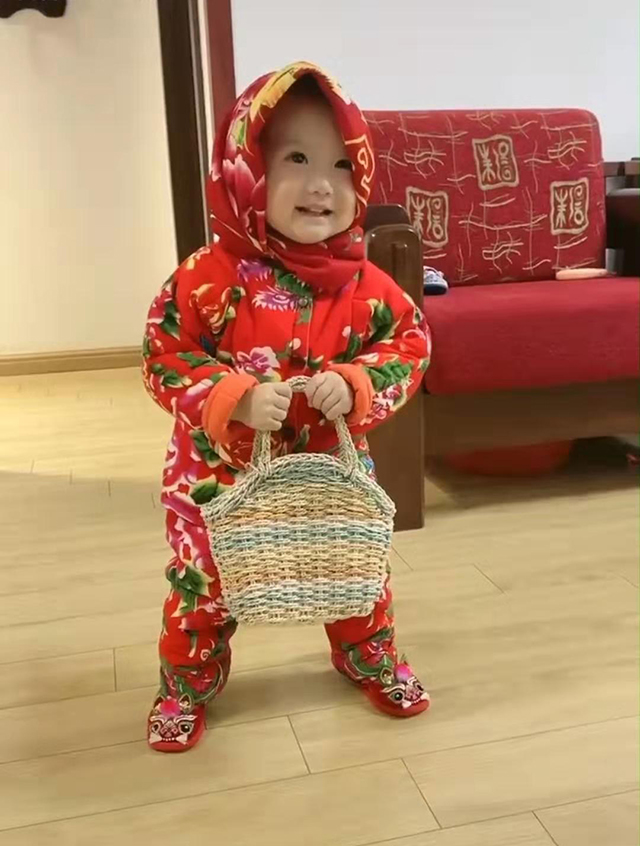 【奶奶给孙女做了一套“中国风”衣服，穿上之后被说土，妈妈：保暖舒适又喜庆】