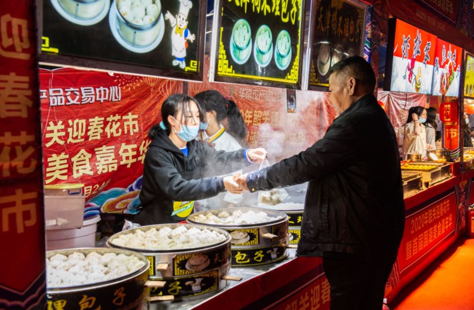 手撕鸡的快感~上百家美食摊位任君选择已经来不及一一介绍了吃货们