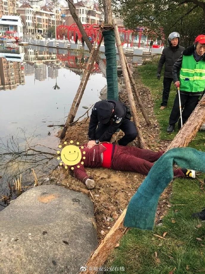 小华山派出所接群众报警称在 水上公园有位女士跳水,接报后民警迅速