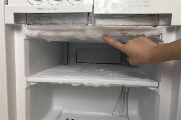  不管冰箱冰霜多厚，放一碗“它”进冰箱，10分钟冰霜自动掉落！