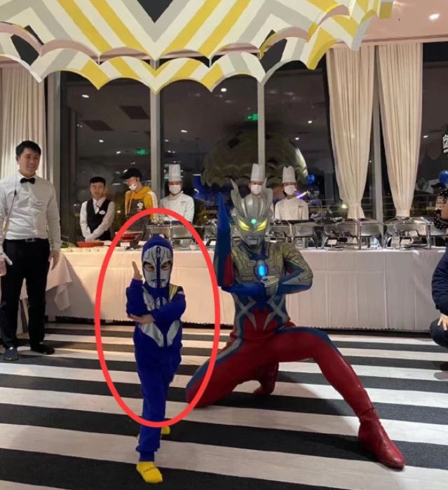 小海绵3岁生日扮超人呆萌可爱 Baby与众闺蜜