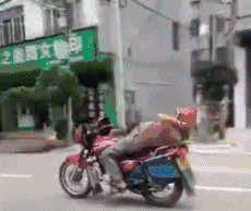 搞笑GIF：哥们，你躺着开摩托车，技术高超啊_老婆