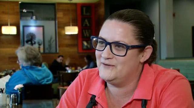 客人买单250元，小费却给了13855元，美国服务员乐