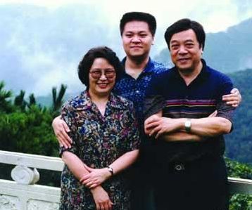 赵忠祥与妻子年轻照被曝出, 与现在老态龙钟差距