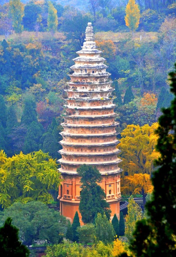 登封嵩岳寺塔,我国现存最早的密檐式塔,十二边形砖结构密檐式塔的"