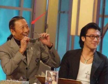 谢霆锋父亲谢贤即使跟女友接吻也不愿摘下墨镜