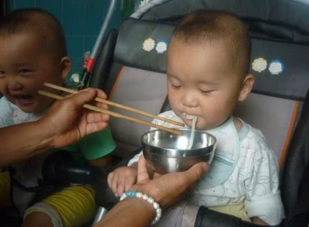 『莹莹育儿』孩子3岁前，宁可饿着也不要碰这4种食物！不然积食、不长个