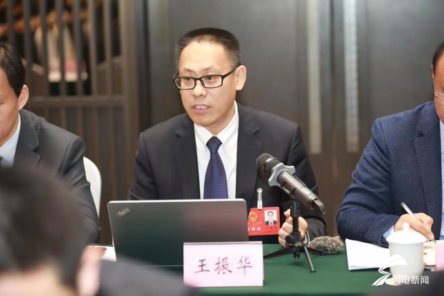 上午,参加省十三届人大三次会议的济南代表团集中审议省政府工作报告