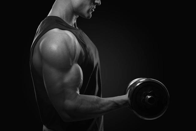  别忽略肩部训练！几个增强肩宽的动作，让你练出南瓜肩！