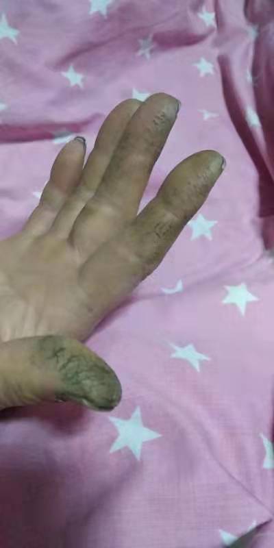 东北油漆工：下岗后送快递，自学钢琴车间演奏