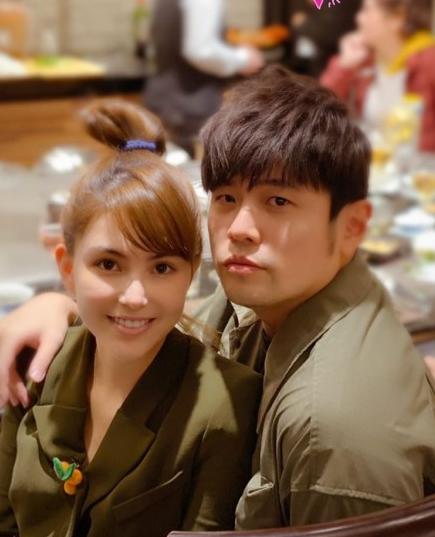 周杰伦41岁生日派对照，母亲娇妻陪伴左右，娱乐