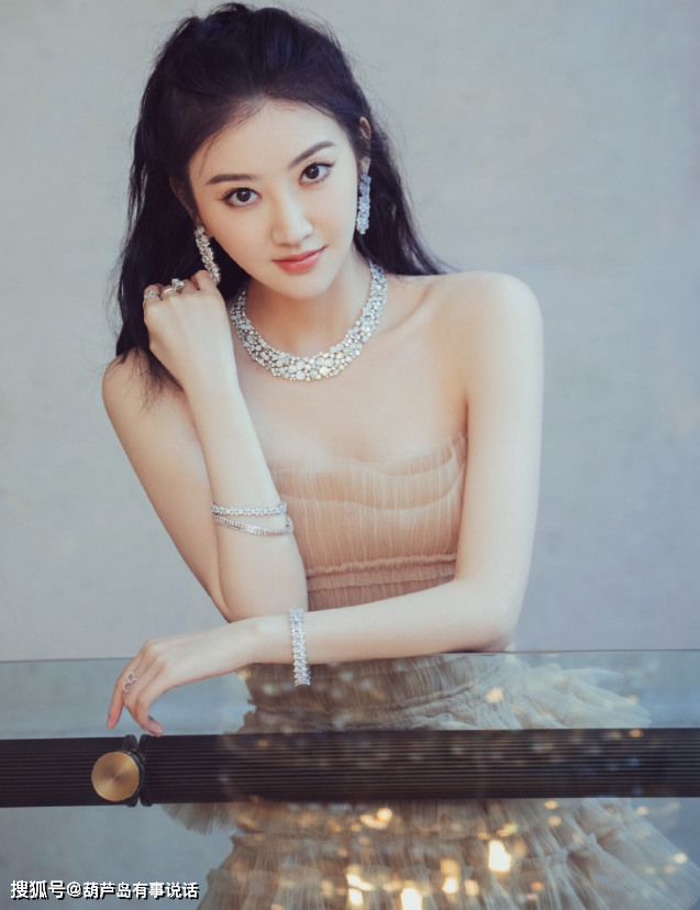 景甜分手后身材开挂?穿修身裙美如尤物,好曲线