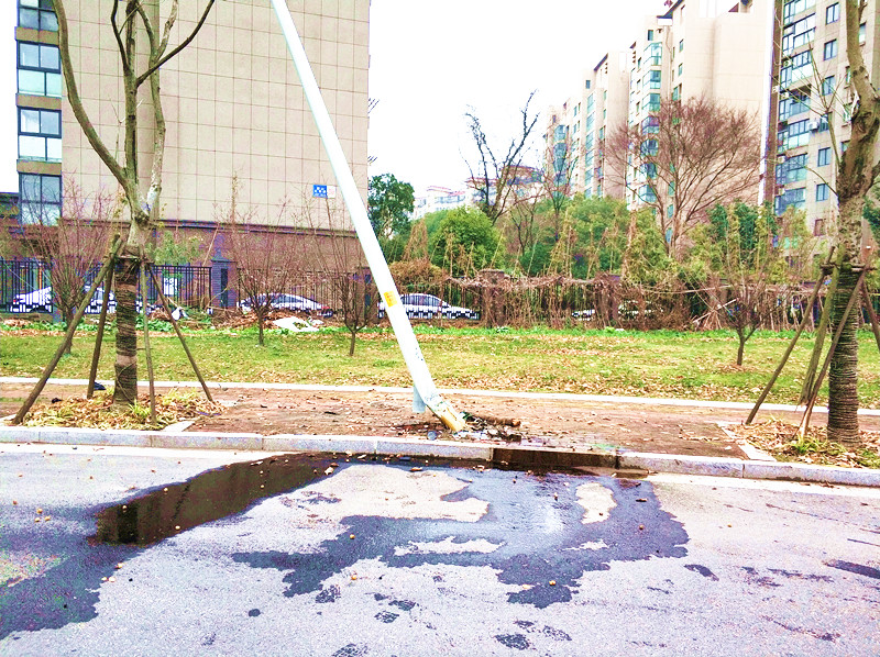 灯怎么看都歪