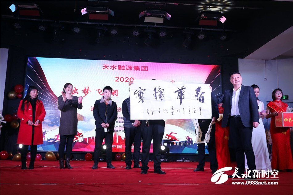 进行了精彩地节目表演;在互动环节,进行了抽奖,我市书法家李茏,牛昌杰