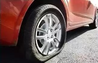 汽车爆胎太危险!这些保命技巧一定要掌握!