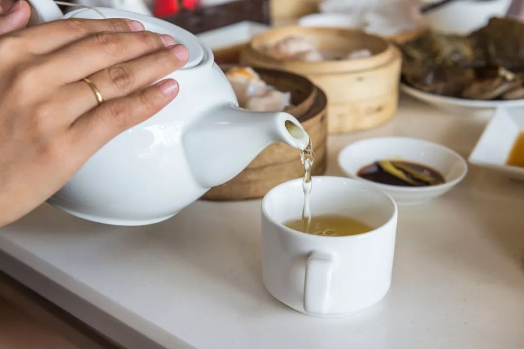 与各位亲朋好友滔滔不绝地谈天说地,慢慢喝茶,慢慢吃点心,美好的一年