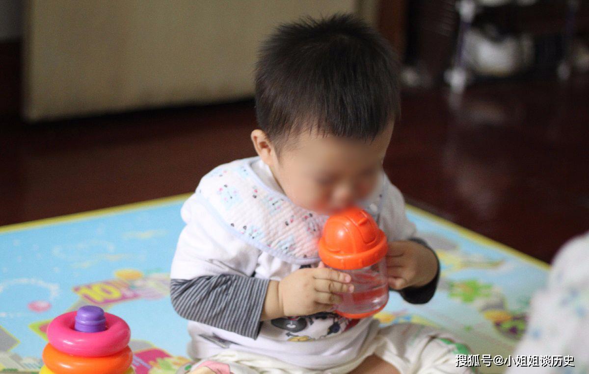 3岁半孩子因喝水进医院，医生提醒：三个时间段不要给孩子喝水|