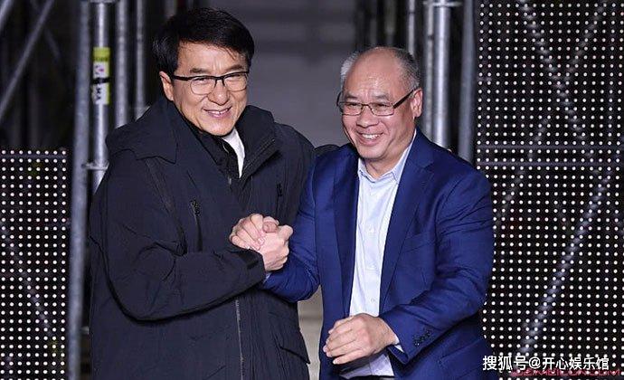 原创成龙巴黎跨界走秀 与李宁时隔35年再同框对比照