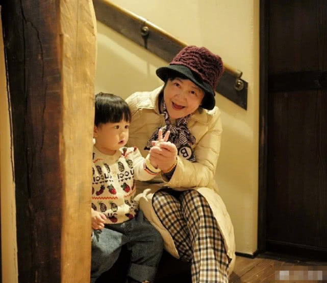 严屹宽夫妇带家人出游，小肉肉发烧6天抽3次血，