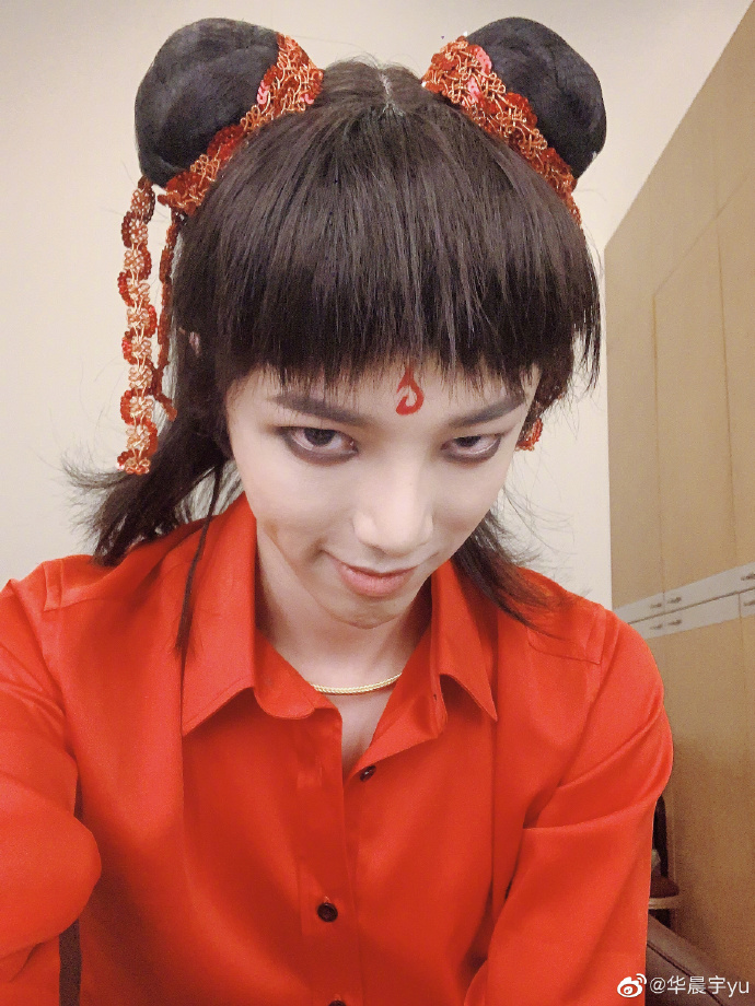 华晨宇微博更新分享自拍 花花版哪吒可爱上线