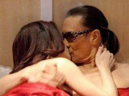 谢霆锋父亲谢贤即使跟女友接吻也不愿摘下墨镜