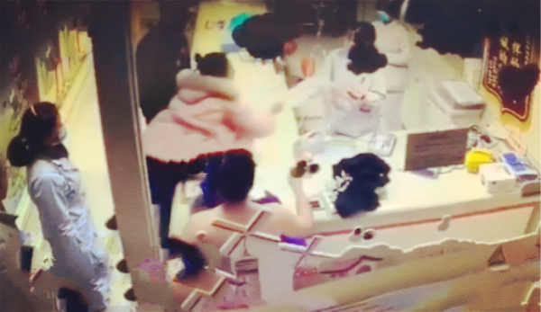 夫妻大闹妇幼医院：男脱衣，女打人，为何按闹