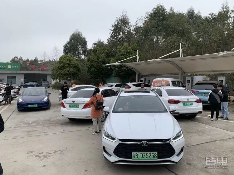 目前宜章服务区超载了,很难挤过去充电桩充电现场实景■3:11分,燃油车