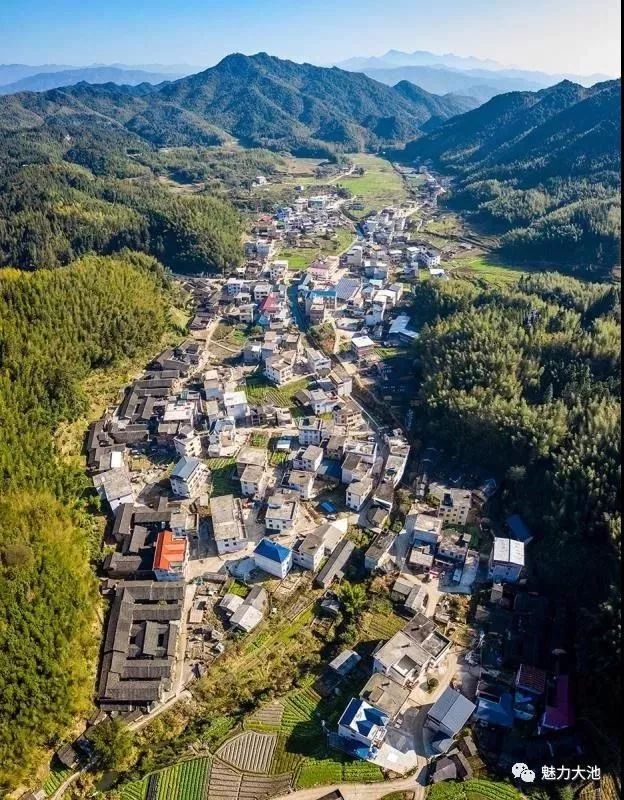 北部紧邻古蛟组团,西部背靠双髻山,南部与上杭县溪口镇相连