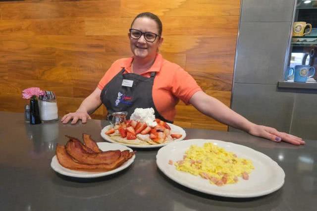 客人买单250元，小费却给了13855元，美国服务员乐