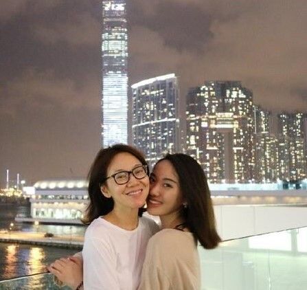 45岁“村姑”闫妮颜值逆天，肤如凝脂，大长腿堪