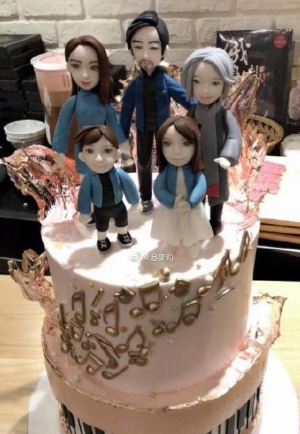 周杰伦41岁生日派对照，母亲娇妻陪伴左右，娱乐