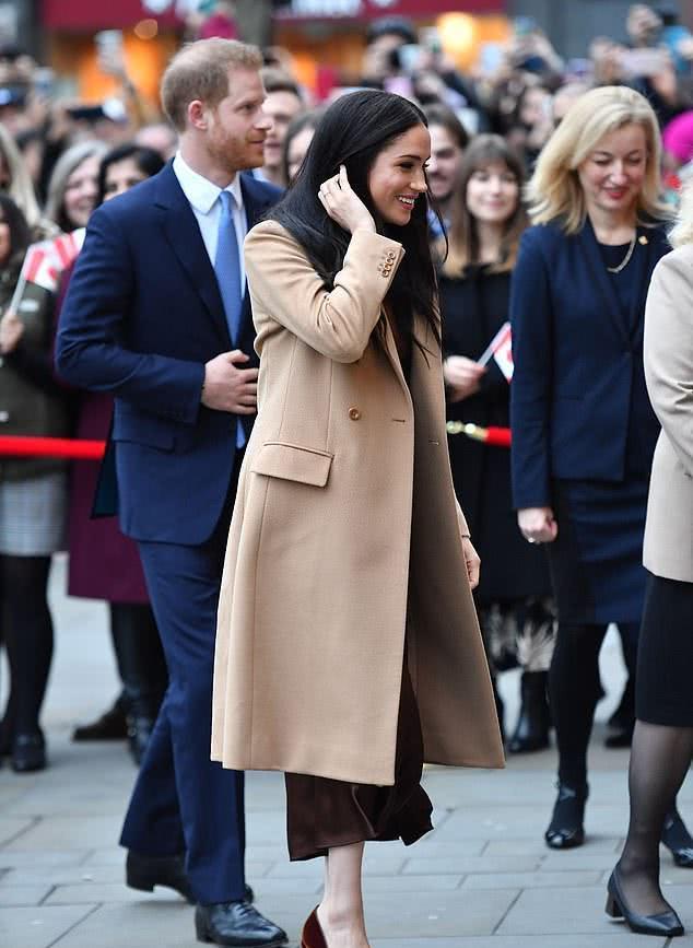 梅根亮相伦敦，穿衣搭配效仿未来女王，外套耳环都是凯特最爱品牌_英国