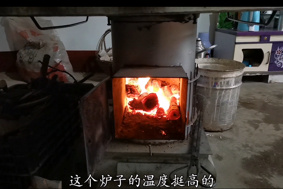 湖南常德农村,流行一种烤火炉,吃饭烤火取暖方便